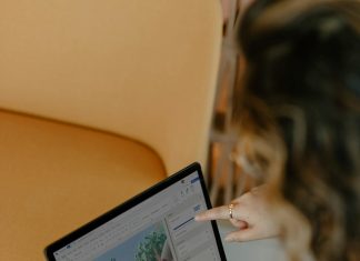 Earn $200/Hour with This No-Degree Side Hustle as a Notary